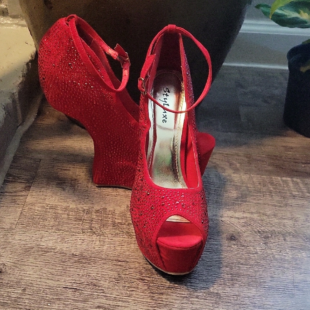 Styluxe Red Suede Platform Heels with Lace-Up Ankle